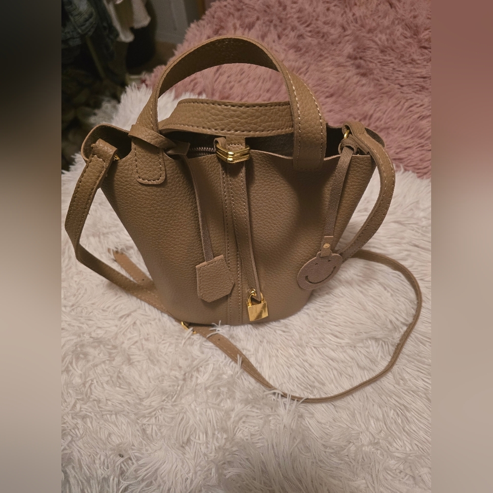 Elegant Tan Leather Women's Bag